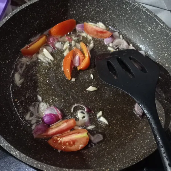 Tumis bawang merah, bawang putih, dan tomat sampai matang
