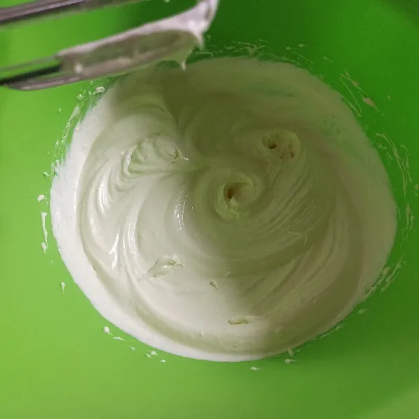 Mixer dengan kecepatan tinggi telur, gula dan SP sampai putih dan mengembang.