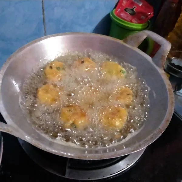 Clupkan perkedel ke kocokan telur, lalu goreng di minyak panas sampai kedua sisi kecoklatan.