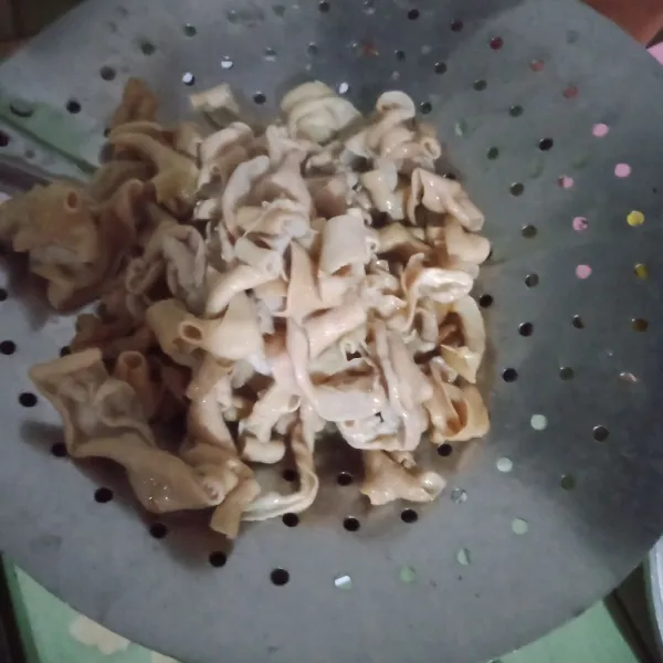 Panaskan minyak goreng usus ayam setengah matang angkat tiriskan.