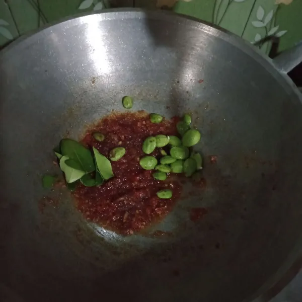Haluskan bumbu kemudian tumis hingga harum tambahkan petai ,daun jeruk, lengkuas tumis kembali.