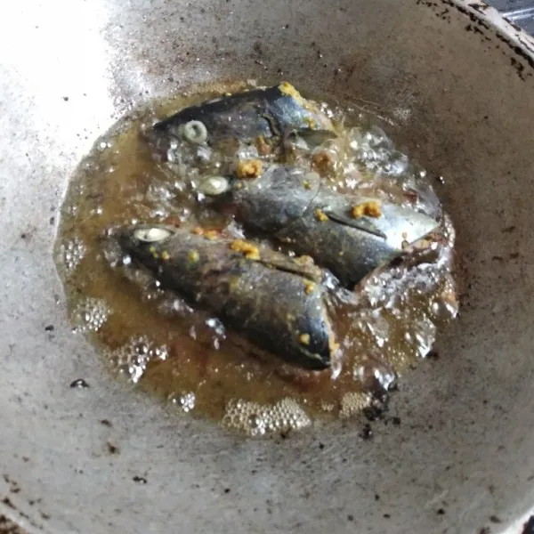 Goreng ikan sampai berwarna kecoklatan. Angkat dan tiriskan. Sajikan bersama sambal.