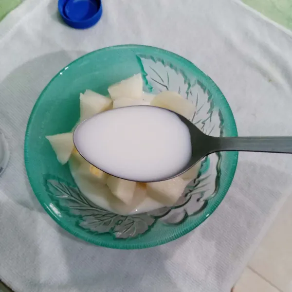 Tambahkan yogurt cair original.