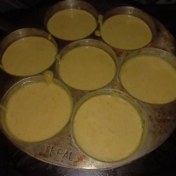 Tuang adonan kedalam cetakan yang sudah di olesi margarin, lalu panggang hingga matang. (Sebelumnya aduk dulu adonan).