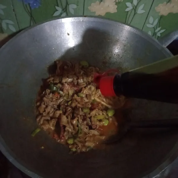 Masukkan garam, gula, kaldu bubuk, kecap aduk rata koreksi rasa angkat, sajikan.