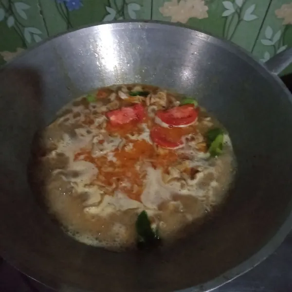 Masukkan usus, iris tomat air masak hingga matang dan bumbu meresap.