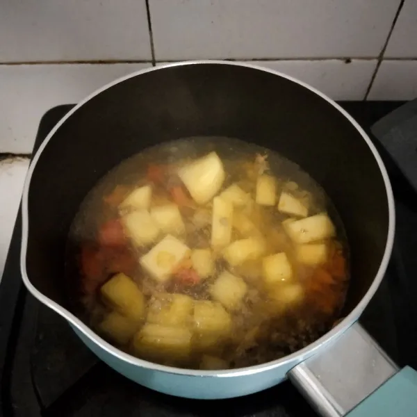 Masukkan air,masak hingga kentang empuk dan air menyusut.
