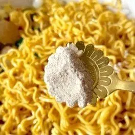 Masukkan mi dan bumbu-bumbu lainnya