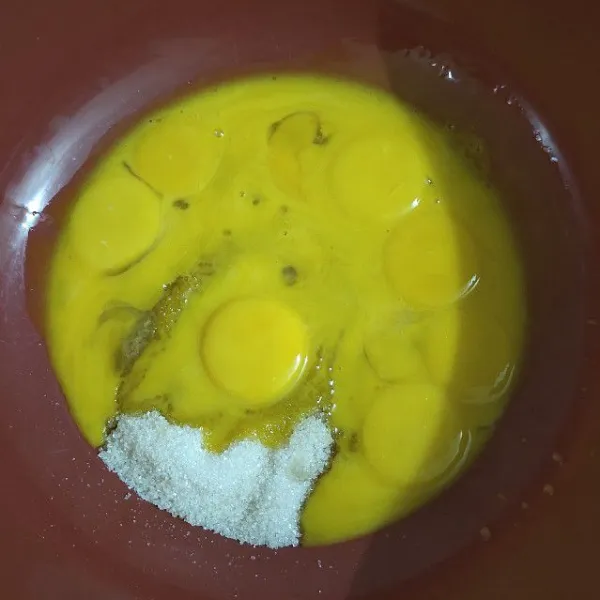 Masukkan kuning telur dan gula pasir ke wadah besar