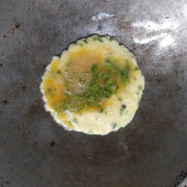 Dalam mangkuk, masukkan telur, irisan daun seledri, garam, dan kaldu bubuk. Aduk rata lalu goreng sampai matang.