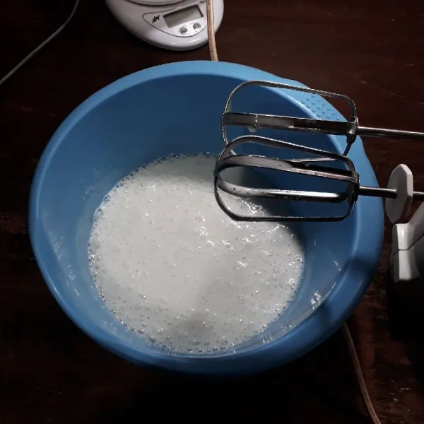 Mixer putih telur, gula, SP dan garam selama 1 menit.