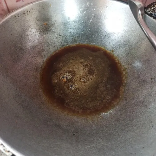 Campur semua bahan saus, kecuali margarin dan tepung maizena. Masak hingga mendidih.