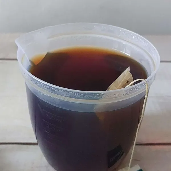 Seduh teh dengan air panas. Tunggu agak dingin, baru digunakan