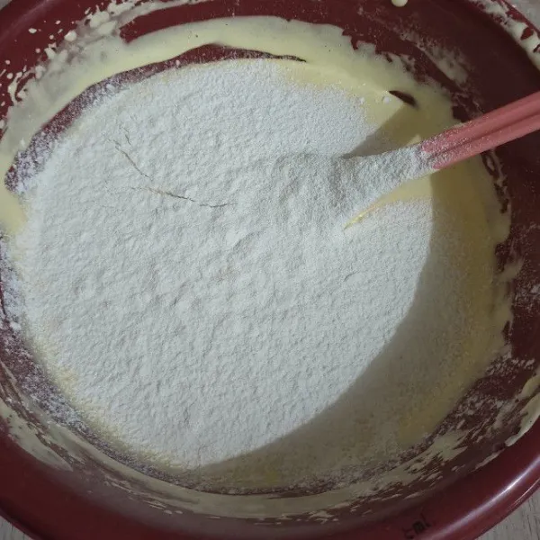 Masukkan tepung terigu, susu bubuk, baking powder dan tepung maizena tersebar rata di atas adonan