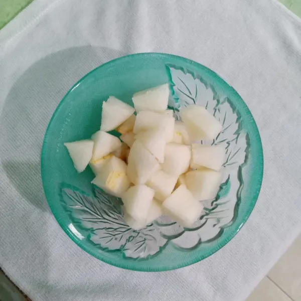 Masukkan potongan buah pear.