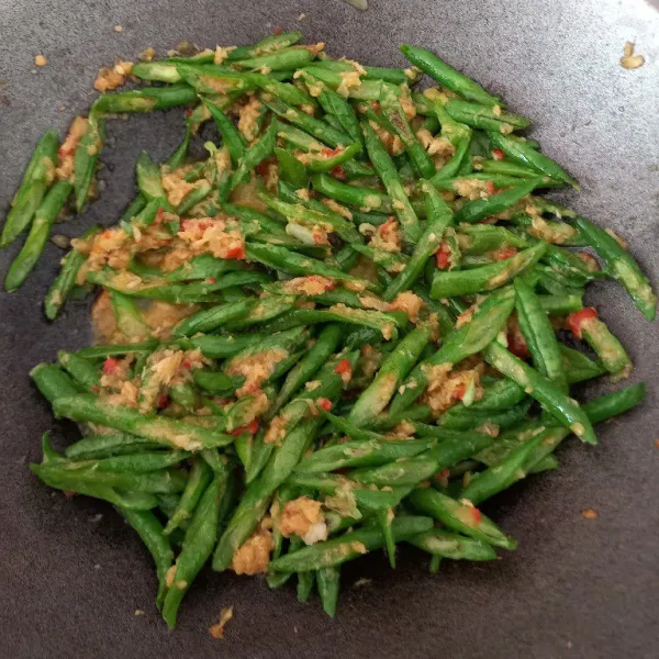 Masukkan daging ikan tumbuk, garam, gula, penyedap. Masak hingga matang, koreksi rasa.