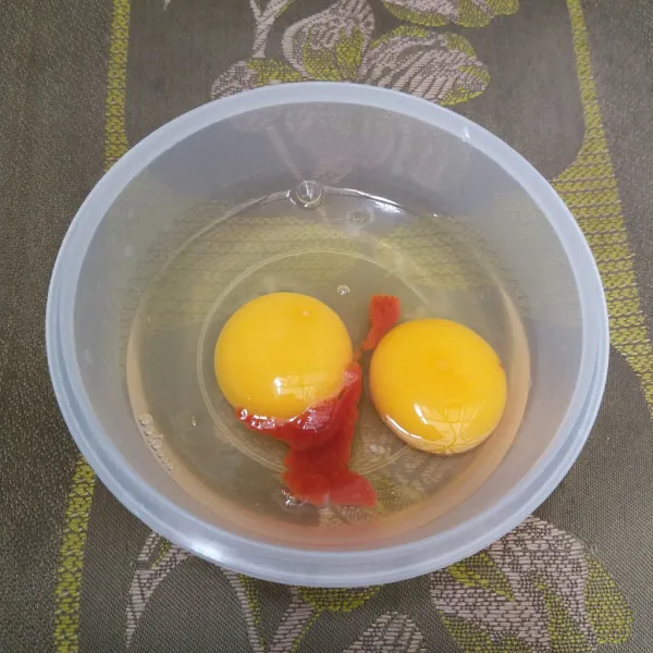 Kocok lepas telur dan saus sambal hingga tercampur rata.