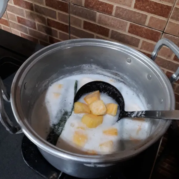Masukkan ubi, masak hingga ubi matang.