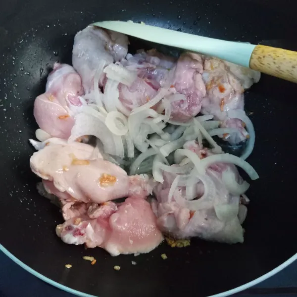 Masukkan bawang bombai, tumis hingga harum