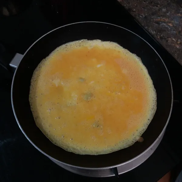 Panaskan teflon, dadar telur hingga matang, dan sisihkan.