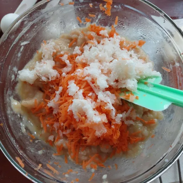Tambahkah lobak putih dan wortel, aduk rata (sisakan sedikit wortel untuk topping)