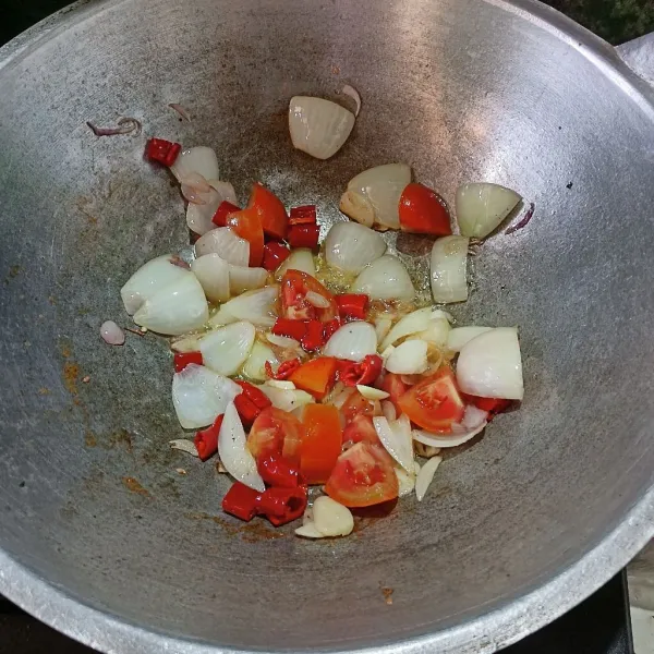 Kemudian tumis bawang merah dan bawang putih sampai harum. Lalu masukan tomat, cabe dan bawang bombay. Aduk² sampai agak layu.