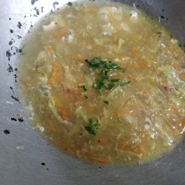 Masukkan irisan seledri. Matikan api.