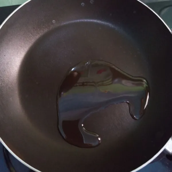 Panaskan minyak goreng.