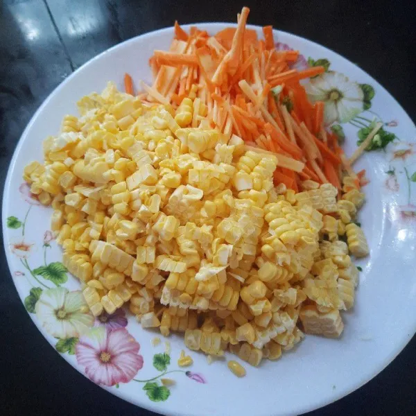 Sisir jagung, potong wortel dan daun bawang