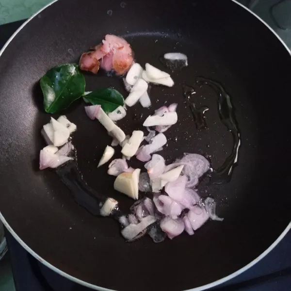 Tumis bawang merah, bawang putih, lengkuas dan daun jeruk.