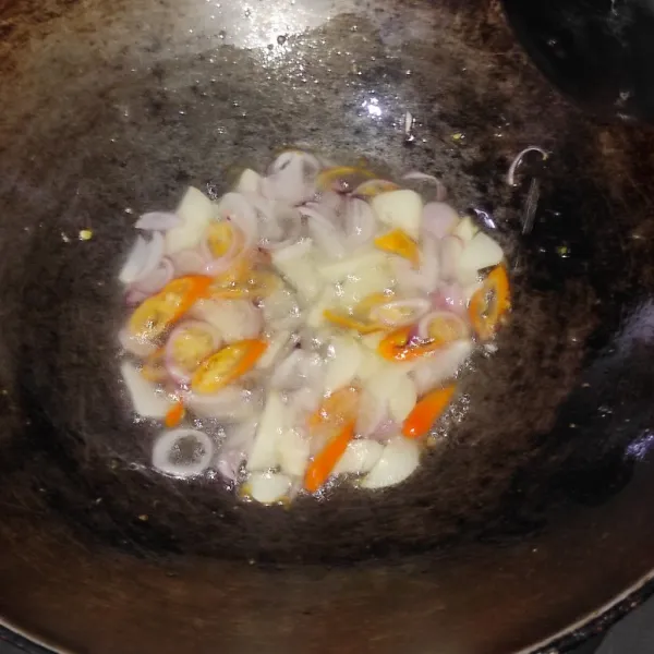 Panaskan minyak goreng. Tumis bawang putih dan bawang merah. Setelah tercium aroma wangi, masukan cabai. Masak sampai matang.