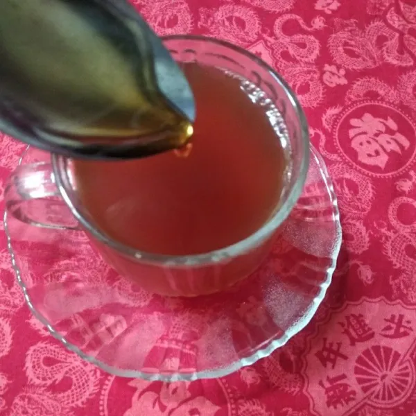 Ambil gelas, saring wedang jahe. Setelah uap panas hilang, masukkan madu. Aduk dan siap disajikan.