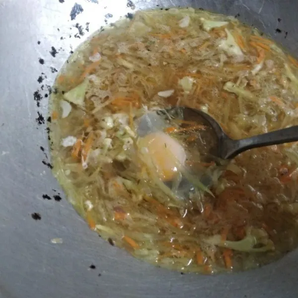 Masukkan telur, aduk-aduk. Koreksi rasa.