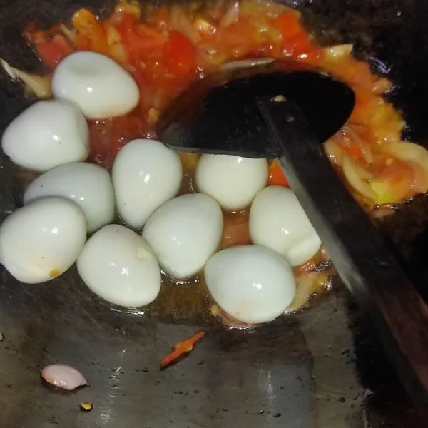 Masukan telur puyuh rebus yang sudah di kupas. Aduk sebentar.