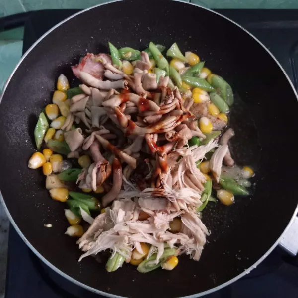 Masukkan ayam suwir dan usus ayam, serta saus tiram dan kecap manis.