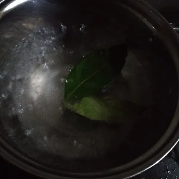 Didihkan air dalam panci, lalu masukkan daun salam.