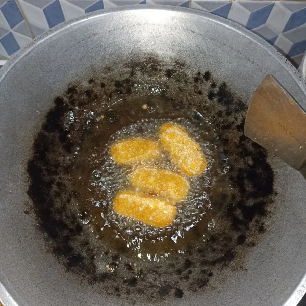 Goreng dalam minyak yang sudah panas dengan api kecil hingga kecoklatan.