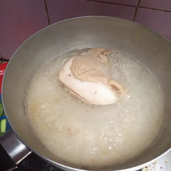 Rebus ayam dan air sampai berkaldu. Angkat ayam lalu suwir -suwir .