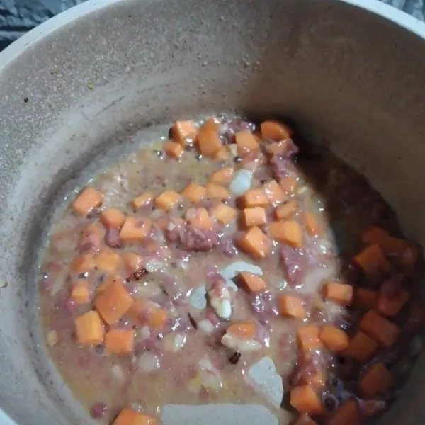 Masukkan kornet, tuang air, bubuhkan kaldu bubuk, masak hingga mengental.