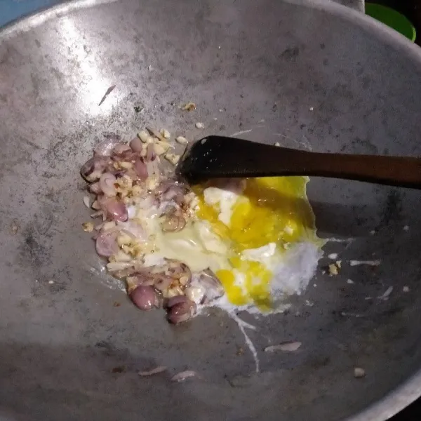 Pinggirkan bawang, tuang telur dan masak orak-arik.