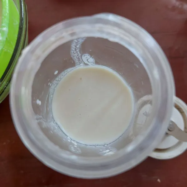 Tuang yogurt ke botol blender