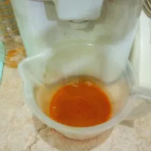 Kupas bersih wortel, blend dengan juicer hingga didapatkan sari wortelnya. Sisihkan.