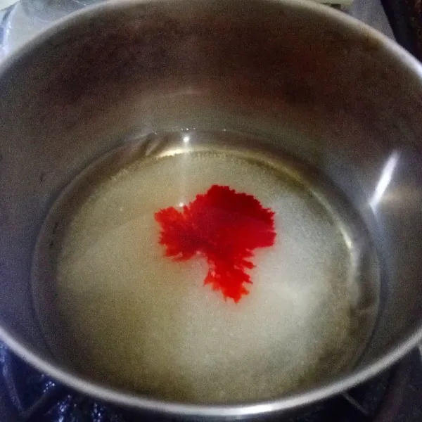 Masak air, gula pasir, dan pewarna makanan merah hingga gula larut menjadi sirup. Sisihkan dan dinginkan.