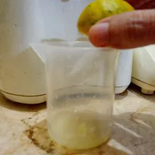 Belah jeruk nipis, buang bijinya, peras ambil airnya, sisihkan.