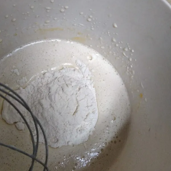 Masukkan tepung terigu dan santan secara bergantian sambil terus diaduk. Jika sudah tercampur semua, masukkan mentega dan kental manis. Aduk kembali sampai adonan terasa licin.