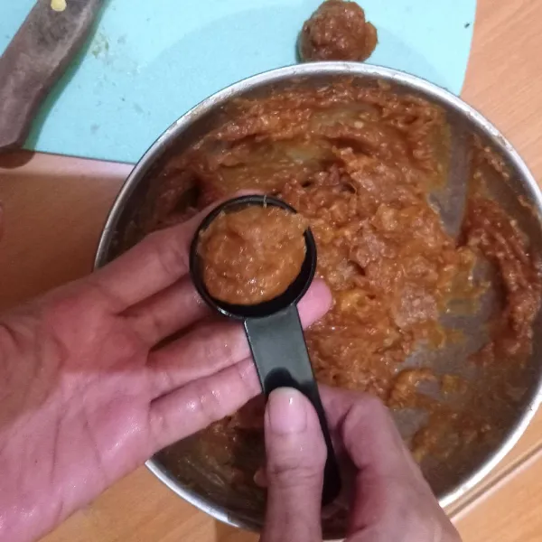 Olesi telapak tangan dengan minyak goreng, bulatkan adonan singkong ±1 sdm.