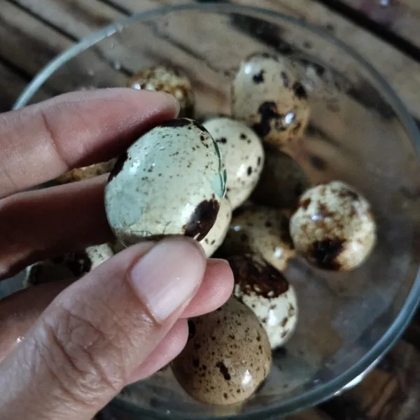 Lalu pukul-pukul hingga telur retak. Lalukan semua pada telur puyuh