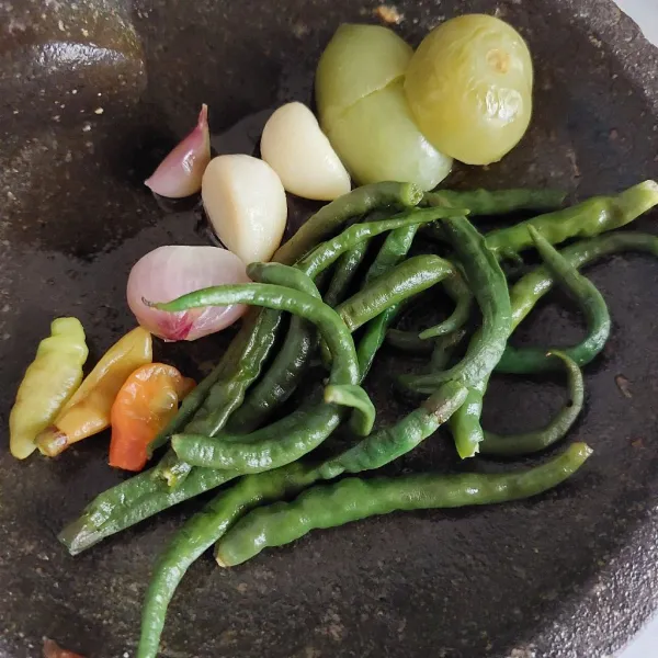 Rebus bahan sambal ijo sampai matang, tiriskan.