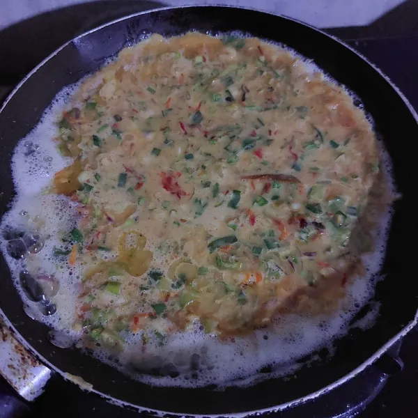Goreng dalam teflon dengan api kecil. Balik jika sudah matang.