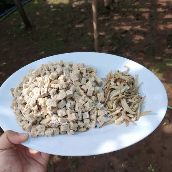 Potong tempe dan teri lalu di rebus sebentar.